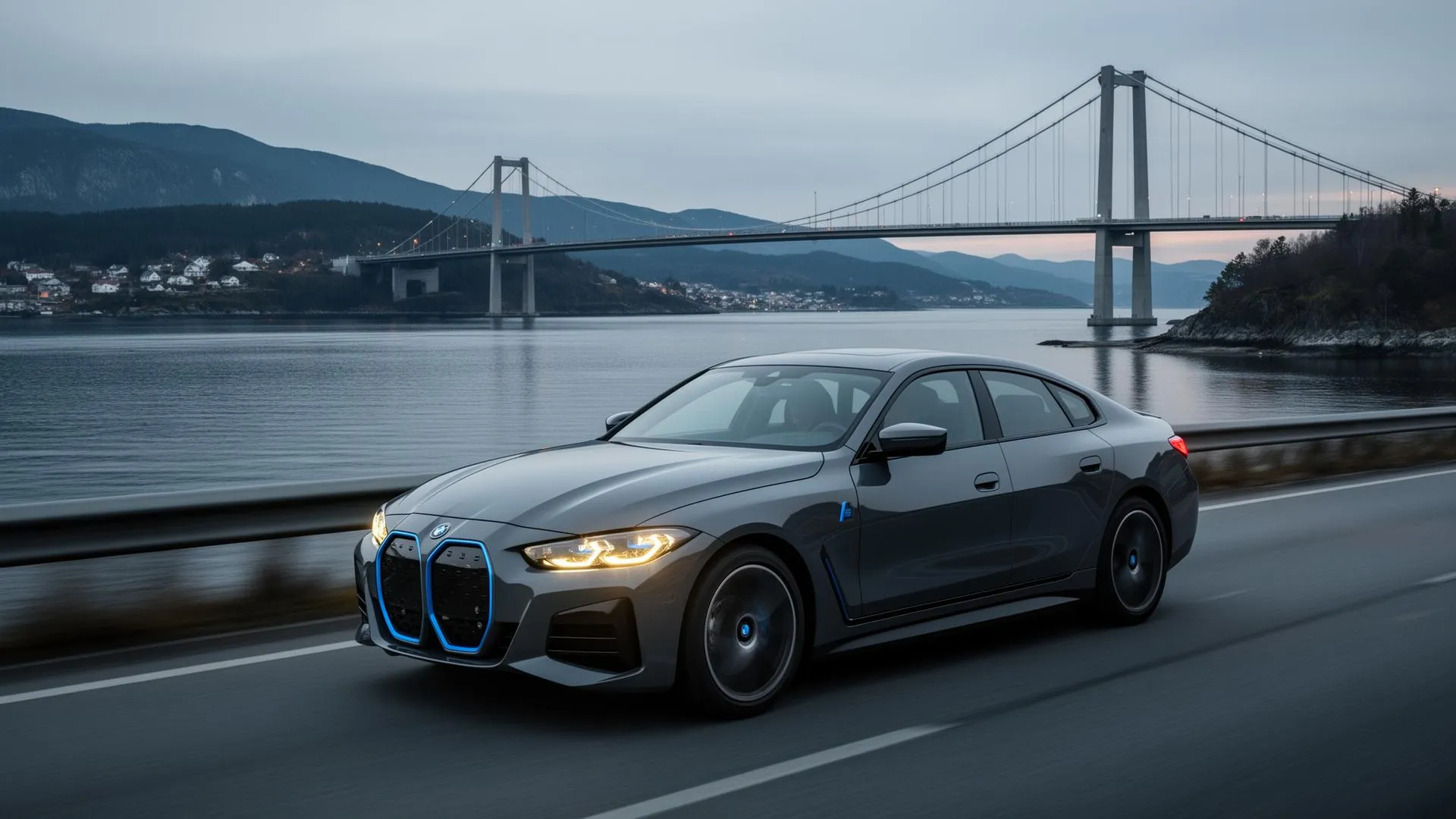 Grå BMW i4 med lysene på foran Askøybroen